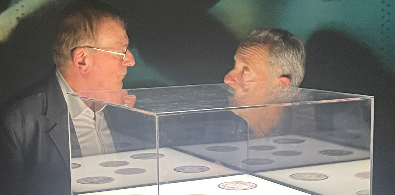 "Alain Rey, fondateur d'Arnano, et Jean-François Clervoy, astronaute français ambassadeur du projet Sanctuary, lors de la cérémonie "Sanctuary on the moon - Next Orbit" à l'Atelier des lumières à Paris le 18 février. © Arnano"