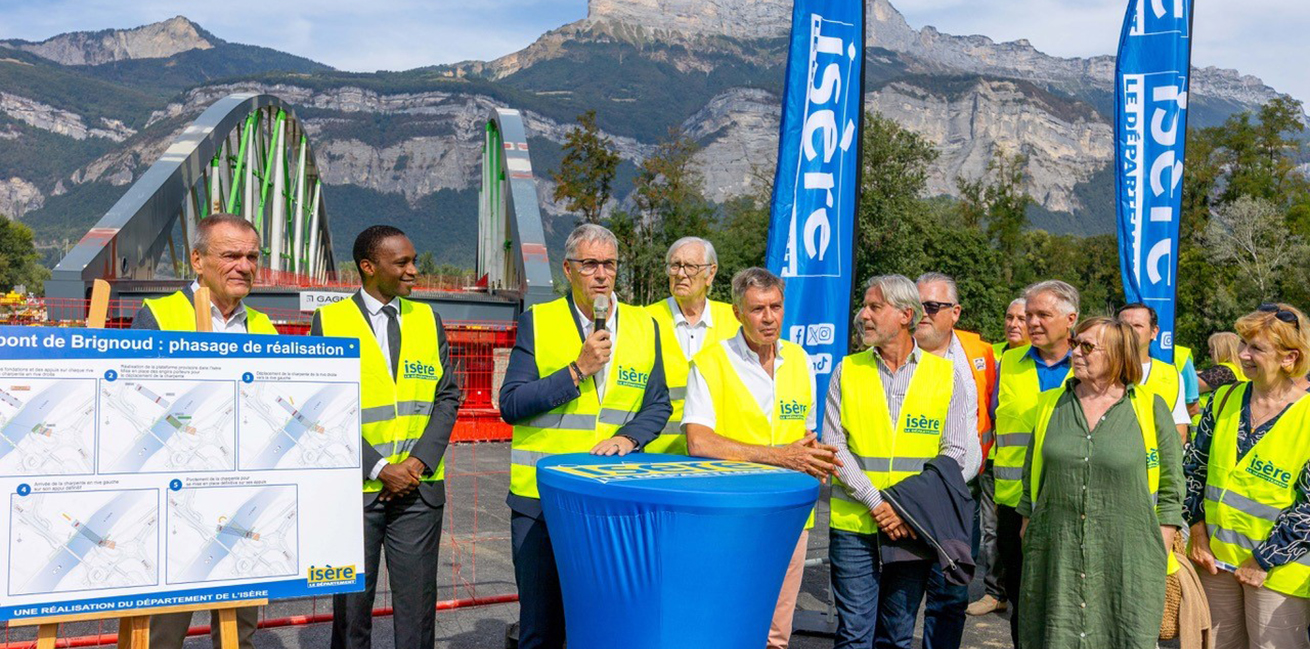 Les élus locaux ont rejoint ceux du Département de l’Isère pour assister au ripage de l’ouvrage d’art sur la rivière. 