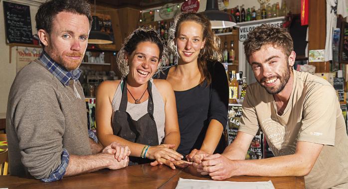 Joe Corrigan, Paula Ramon Castello, Marie Maton et Noé Vérité animent La Gélinotte, au cœur de Belledonne. © JM. Blache