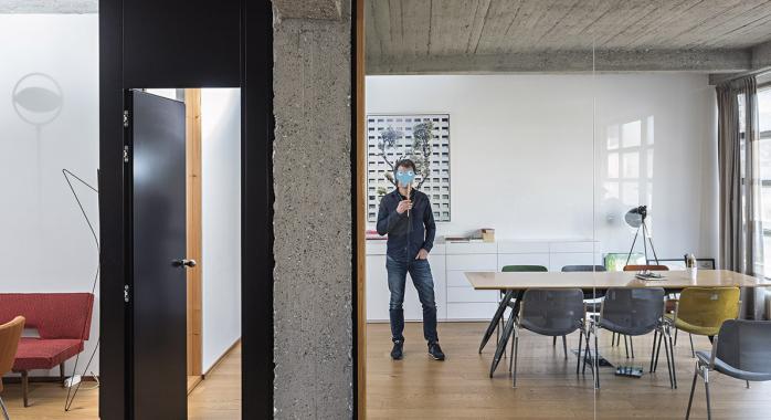 Éric Leprince, gérant de Super Regular, dans les locaux de l’agence. - © E. Tolwinska