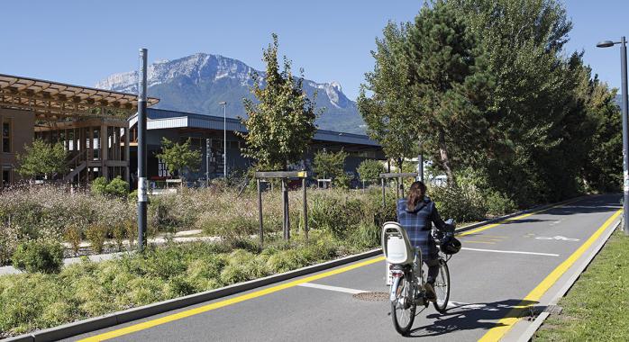 Des kilomètres de voies cyclables maillent le territoire métropolitain © S. Frappat - Ville de Grenoble