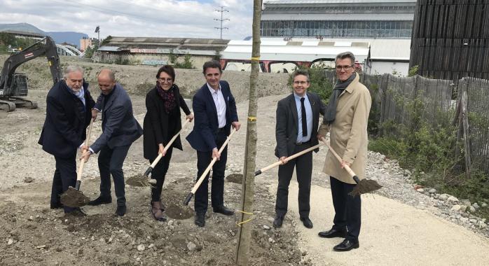De gauche à droite : Michel Manent, Président du Conseil d’Orientation et de Surveillance de la Caisse d’Épargne Rhône Alpes, Nicolas Gagneux, Président de 6ème Sens Immobilier, Maud Tavel, présidente de la Sem InnoVia, Eric Piolle, Maire de Grenoble, Christophe Ferrari, Président de Grenoble Alpes Métropole et Alain Denizot, Président du Directoire de la Caisse d’Épargne Rhône Alpes. © F. Combier Première pierre Alpes City, Caisse d'Epargne Rhône-Alpes
