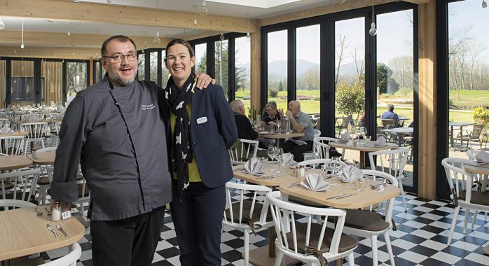 Denis Senebier, directeur adjoint en charge du restaurant, et Daphnée Sarret, directrice des activités golfiques © F. Ardito