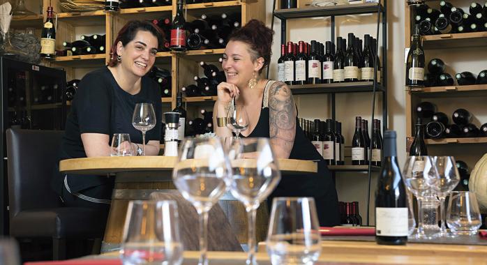 Melissa Cavallero et sa serveuse Tatiana : femmes de cuisine, cuisine de femmes… © F. Ardito La Table du Bourg