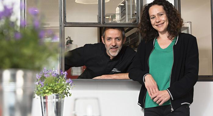 Bertrand et Fabienne Rivoal, dans leur maison près de la fontaine… © F. Ardito