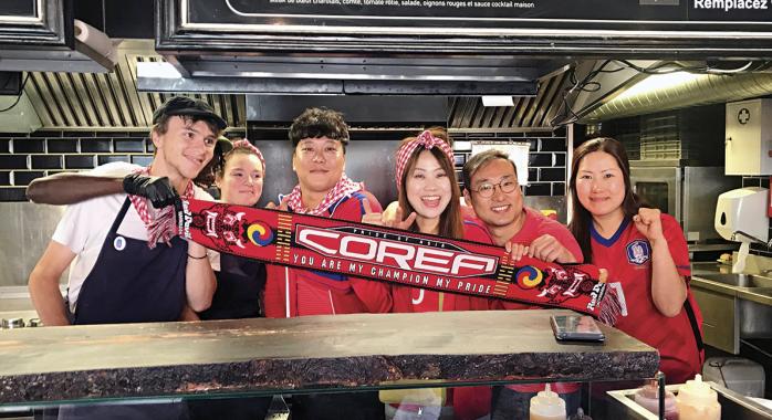 Des supporters coréens au restaurant Le Casse Croute à Dédé © Casse croute à Dédé