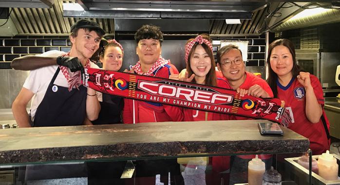 Des supporters coréens au Casse Croûte à Dédé de Grenoble centre