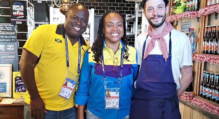 Des journalistes jamaïcains au Casse Croûte à Dédé de la gare de Grenoble