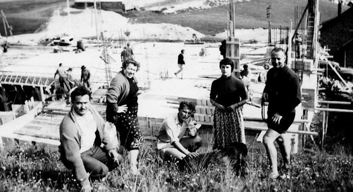 L’hôtel actuel en construction, en 1953 (Hubert Collomb au centre).