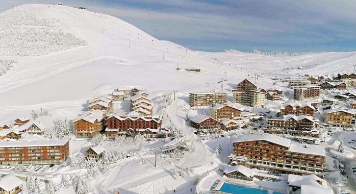 Vue de l’extension et des deux ailes à l’arrière de l'hôtel actuel, dans un style chalet.