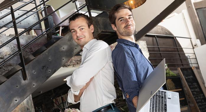 Benjamin Briot et Damien Catala, cofondateurs de Dahub, en action dans le restaurant Le Garage à Montbonnot. ©J.-M. Blache Benjamin Briot et Damien Catala, cofondateurs de Dahub