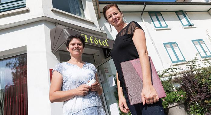 Katia Stremez, réceptionniste, et Laurence Federico, propriétaire de l’hôtel-restaurant © J.-M. Blache