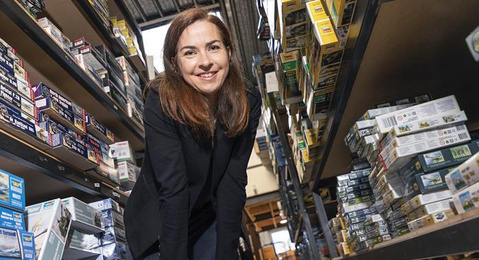 Roxanne Gruelle dans son espace de stockage accueillant de multiples références © J.-M. Blache