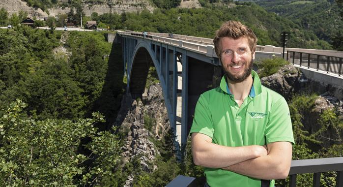 Benoît Bally devant le site vertigineux du pont de Ponsonnas © J.-M. Blache