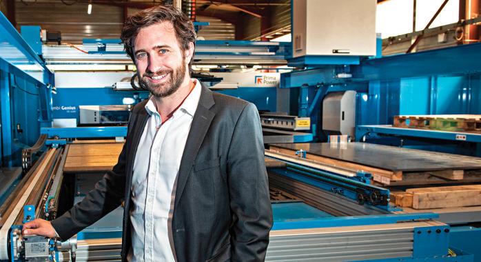 Romain de Tellier devant le tout nouvel équipement industriel installé cet été © E. Tolwinska