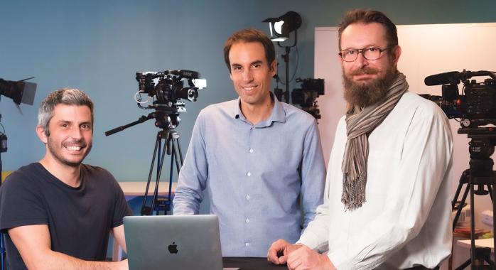 De gauche à droite : Benjamin Poncet, responsable informatique, Frédéric Rochex et Éric Loisy, directeurs généraux de Insight Outside, devant le studio audiovisuel qu’ils ont créé en partenariat avec Favoriz Production pour organiser la captation d’événements à distance © F. Ardito