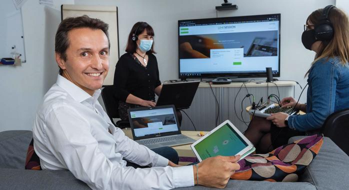 Laurent Janolin et ses équipes organisent le basculement du présentiel au digital © E. Tolwinska