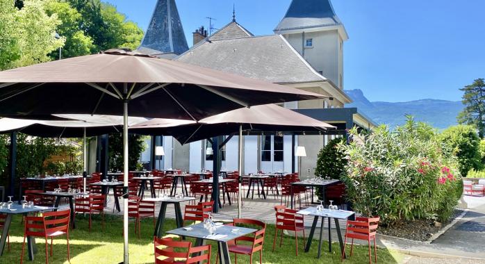 Le Chateau de la Commanderie a ouvert sa terrasse estivale © la Commanderie Le Chateau de la Commanderie a ouvert sa terrasse estivale