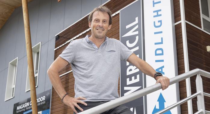 Benoît Laval devant le magasin d’usine ouvert sept jours sur sept © J.-M. Blache Benoît Laval, dirigeant de Raidlight