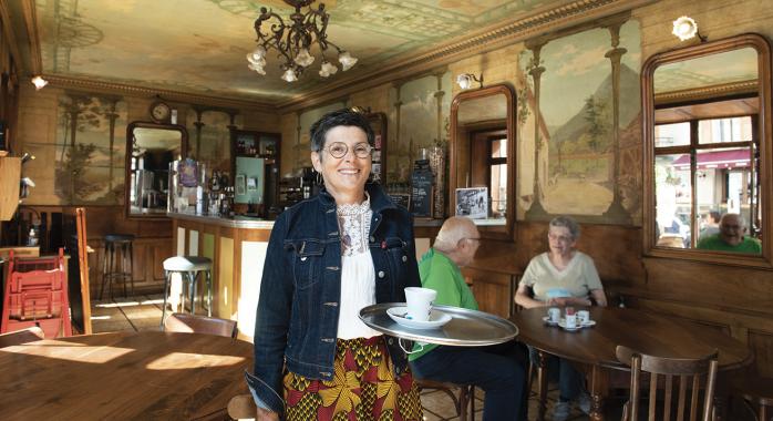 Evelyne Valla, dans le décor emblématique du Café des Arts, à Mens.