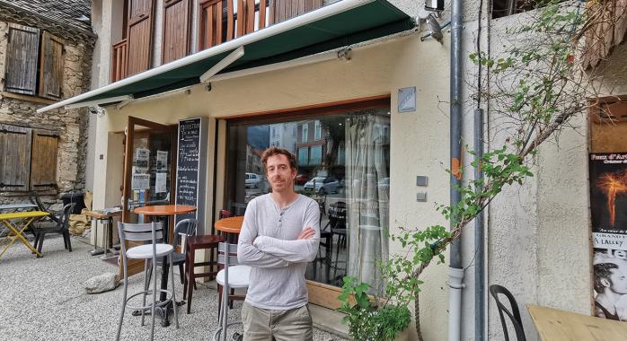 Corentin Le Douarin gère le Bistrot de la Place à Clelles.