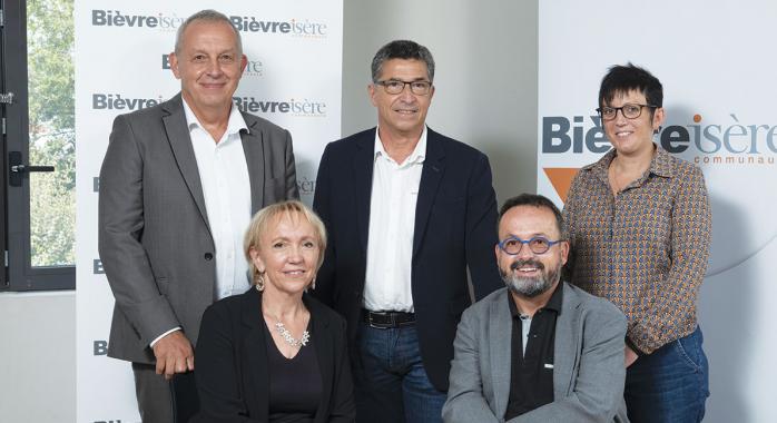 Au premier plan : Yannick Neuder, président de Bièvre Isère Communauté, Nadine Grangier, vice-présidente en charge du tourisme. Au deuxième plan : Franck Pourrat, vice-président en charge du développement économique, Jean-Pierre Perroud, vice-président en charge de la dynamique économique, Audrey Perrin, vice-présidente en charge de l’agriculture. © F. Ardito