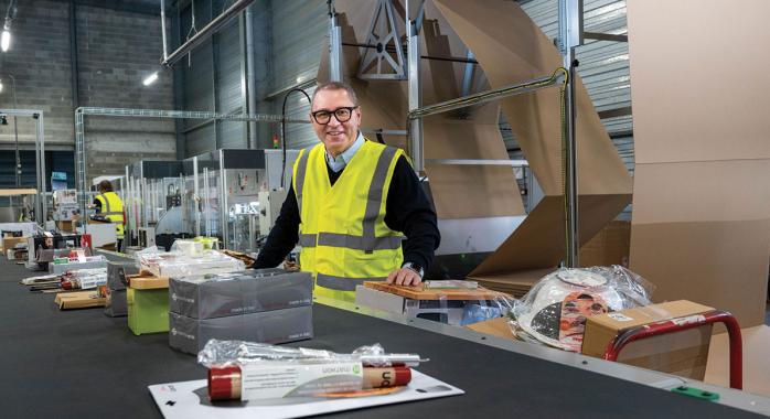 Kuider Akani, le nouveau DG de Mathon, a investi dans une nouvelle machine pour réaliser des emballages sur-mesure. © E. Tolwinska Kuider Akani, le nouveau DG de Mathon, a investi dans une nouvelle machine pour réaliser des emballages sur-mesure.