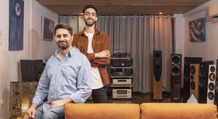 Laurent Cornillon, gérant de Hifi Vaudaine et son fils Maxime © J.-M. Blache Laurent Cornillon, gérant de Hifi Vaudaine et son fils Maxime