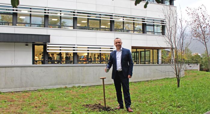 Laurent Monge, président de Metrologic Group, plantant un jeune chêne offert par Inovallée, symbolisant la croissance continue de l'entreprise