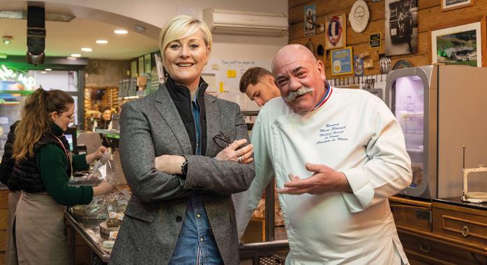 Mylène Gouvion, à la Fromagerie les Alpages avec le MOF et champion du monde Bernard Mure-Ravaud, à ses côtés depuis la création de l’agence © J.-M. Blache Mylène Gouvion, à la Fromagerie les Alpages avec le MOF et champion du monde Bernard Mure-Ravaud, à ses côtés depuis la création de l’agence