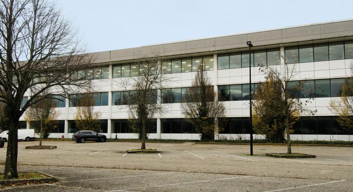 Divisé en deux dans le sens de la hauteur, l’ancien site d’HP est pour l’instant occupé par Waga Energy au deuxième étage. À la fin des travaux, l’entreprise s’installera sur les trois niveaux de sa partie © Waga Energy