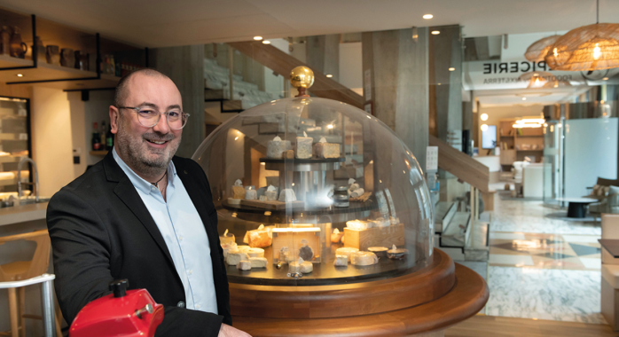 Christophe Foretti, directeur général des hôtels Mercure Meylan  et Mercure Grenoble Centre Alpotel, devant l'impressionnante cloche à fromages inscrite au Guiness Book des records