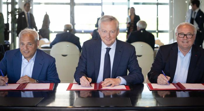 Signature de l'accord entre Thomas Caulfield, PDG de GlobalFoundries, Bruno Le Maire, ministre de l’Economie, des Finances et de la Souveraineté industrielle et numérique, et Jean-Marc Chéry, président du directoire et directeur général de STMicroelectronics 