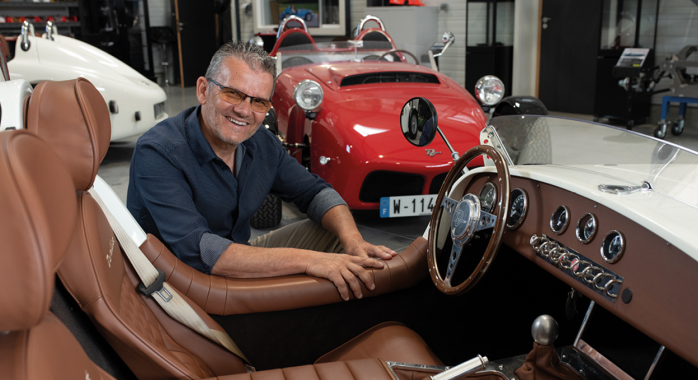 Hervé Valliet, fondateur de Devalliet. Constructeur automobile de petites séries, fabriquées en France. Il vient de recevoir son homologation pour les premiers véhicules qui sortiront prochainement de son usine © F. Ardito