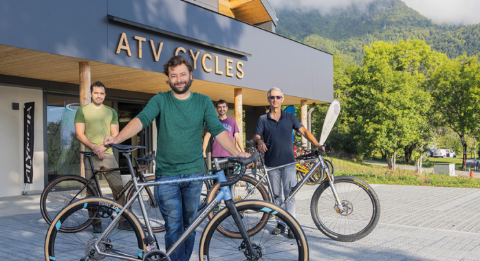 Alexandre Lavail, gérant, et son père, Michel Lavail, cogérant d’ATV Cycles © J-M. Blache