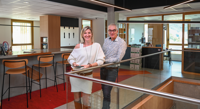 Hélène Deletoile, directrice adjointe, et Claude Desrieux, directeur général de Cuynat Construction, dans le nouveau siège de l’entreprise © E. Tolwinska Hélène Deletoile, directrice adjointe, et Claude Desrieux, directeur général de Cuynat Construction, dans le nouveau siège de l’entreprise