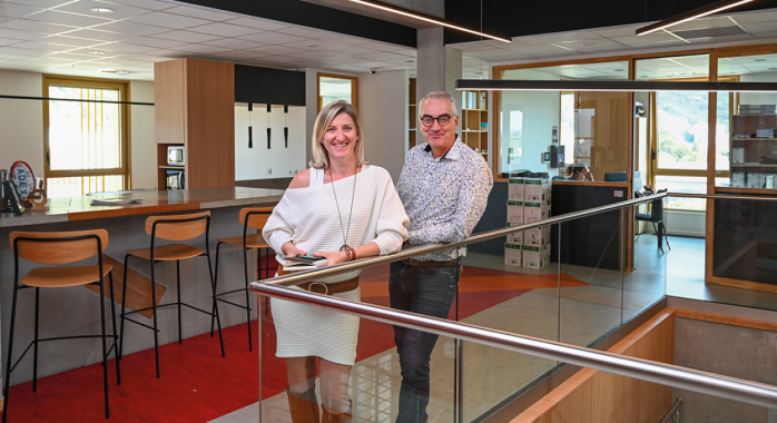 Hélène Deletoile, directrice adjointe, et Claude Desrieux,  directeur général de Cuynat Construction, dans le nouveau siège de l’entreprise