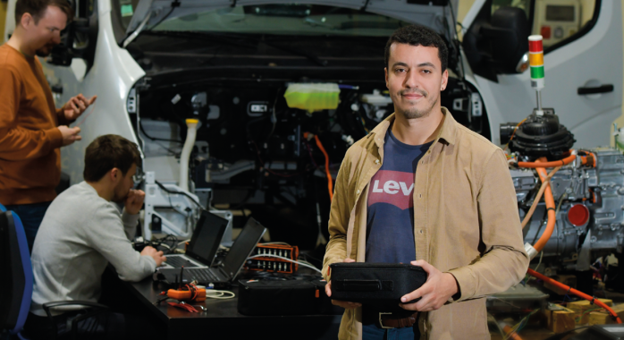 Wadie Maaninou, cofondateur de l’entreprise, devant un Renault Master rétrofité © E. Tolwinska Wadie Maaninou, cofondateur de l’entreprise, devant un Renault Master rétrofité