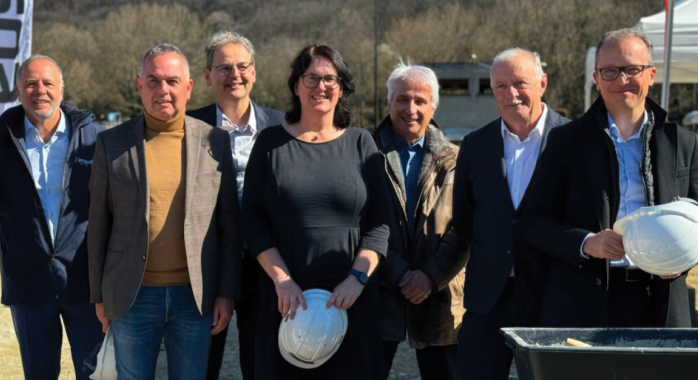 Marc Martrette, directeur général  du groupe Perraud, Sam Toscano,  1er adjoint au maire de Pont-deClaix, Vincent Fristot, président  de GEG, Christine Gochard,  directrice générale de GEG, Pierre  Verri, vice-président de Grenoble  Alpes Métropole, Frédéric Pinet,  ancien président du groupe  Perraud et Jean-Sébastien Barrault,  président du groupe Perraud