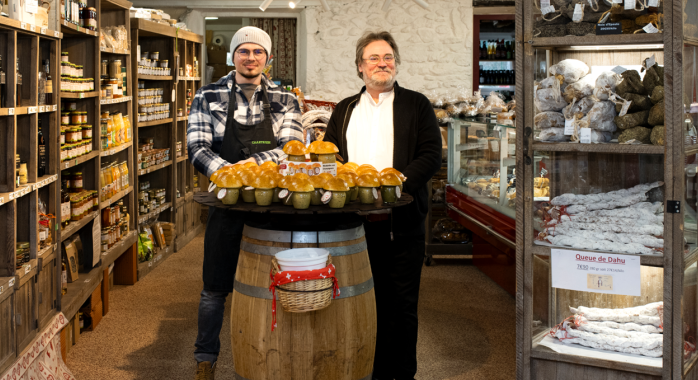 Franck Gautier, gérant de Aux Goûts du Terroir, et l’un des saisonniers, Hugo, dans la boutique rue de la République © F. Ardito Franck Gautier, gérant de Aux Goûts du Terroir, et l’un des saisonniers, Hugo, dans la boutique rue de la République.