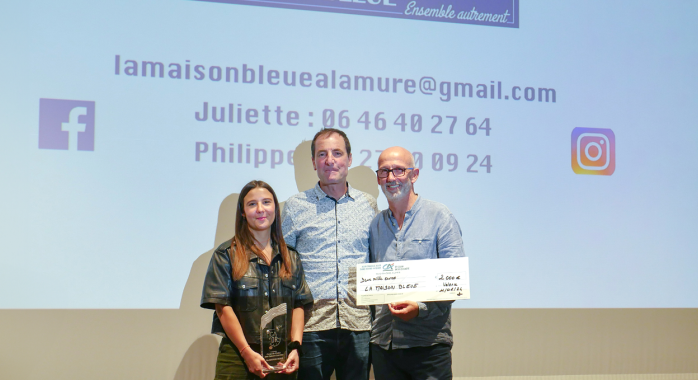 Juliette et Philippe Auffray, fondateurs de la Maison Bleue, et Pierre-Denis Rippert, président de la caisse locale du Crédit Agricole de la Mure © P. Bolliet Juliette et Philippe Auffray, fondateurs de la Maison Bleue, et Pierre-Denis Rippert, président de la caisse locale du Crédit Agricole de la Mure.