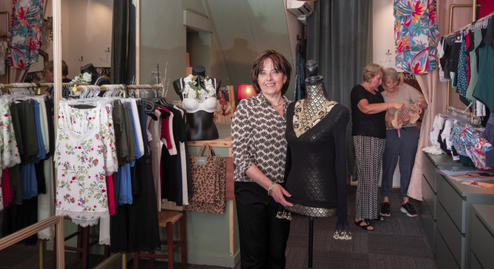 Françoise Sarra-Gallet dans sa boutique à Villard-de-Lans © E. Tolwinska Françoise Sarra-Gallet dans sa boutique à Villard-de-Lans © E. Tolwinska