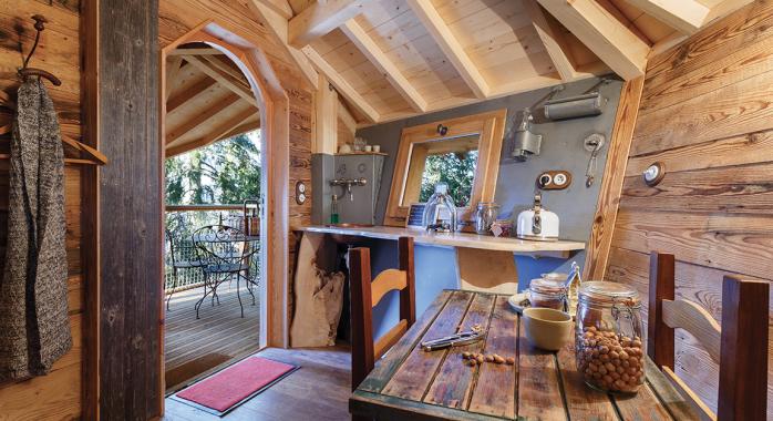 Intérieur de la cabane sur pilotis en Chartreuse © Loïc Perron