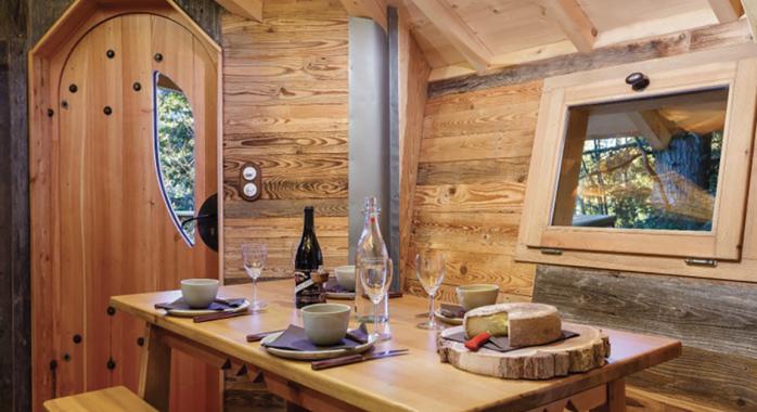 Intérieur de la cabane sur pilotis en Chartreuse © Loïc Perron