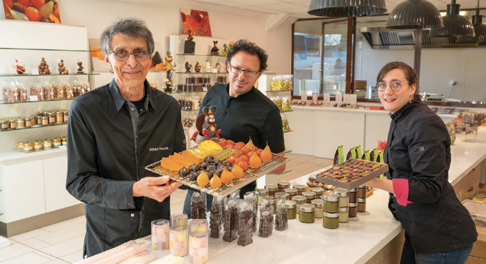 Patrick Fenet et son équipe dans les locaux de Confi Fruit à Crolles © E. Tolwinska Patrick Fenet et son équipe dans les locaux de Confi Fruit à Crolles
