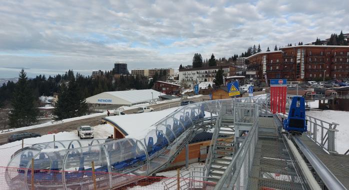 Installation des luges sur rail, dites 4 saisons, à Chamrousse. © S. Perroy