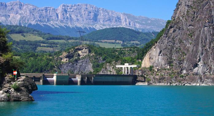 Le barrage du lac de Monteynard © Adobestock Le barrage du lac de Monteynard