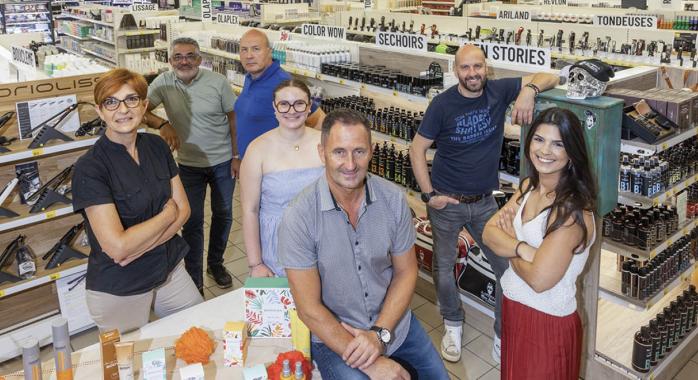 Vincent Tripier Mondancin, directeur de la Coopérative des coiffeurs, dans la boutique de 600 m2 de surface de vente au 111, rue des Alliés © J.-M. Blache Vincent Tripier Mondancin, directeur de la Coopérative des coiffeurs, dans la boutique de 600 m2 de surface de vente au 111, rue des Alliés.
