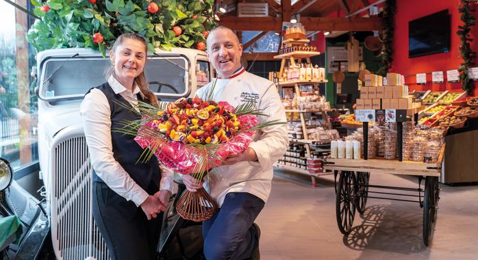 Maxime Lafranceschina, dirigeant des Halles Charly, et sa fille présentent la dernière création Floraly 