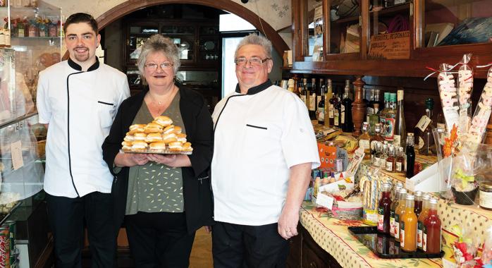 Anthony, Brigitte et Bernard Perrier, dans la pâtisserie familiale, à Mens.